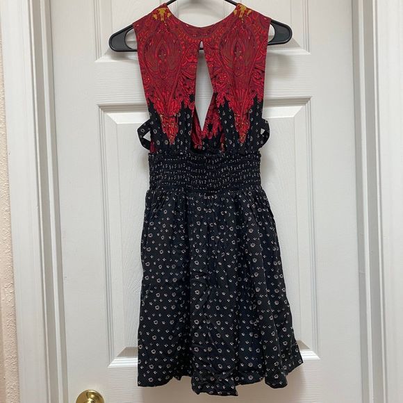 Free People Sleeveless V-Neck Red and Black Patterned Dress Side Cutouts Size S - Picture 7 of 7